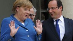 Francouzský prezident François Hollande vítá německou kancléřku Angelu Merkelovou v Elysejském paláci