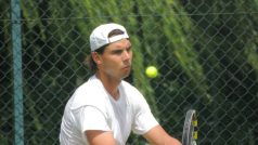 Rafael Nadal se rozehrává před duelem s Lukášem Rosolem