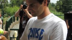 Roger Federer neúnavně rozdává po tréninku autogramy