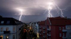 Nebe nad Berlínem rozčesaly blesky intenzivní bouřky