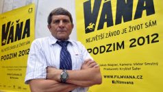 Josef Váňa s plakátem zvěstujícím dokument o jeho životě