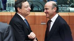 Prezident ECB Mario Draghi (vlevo) a španělský ekonomický ministr Luis de Guindos