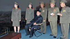 Kim Čong-un ve společnosti armády