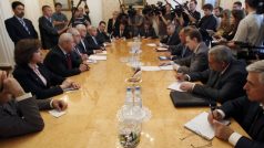 Ruský ministr zahraničí Sergej Lavrov (4. zprava) jedná v Moskvě s lídry syrské opozice