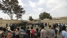 Lidé shromáždění před branami policejní akademie v jemenském Saná, kde došlo k sebevražednému útoku