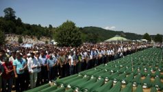 Rakve s ostatky  520 nově identifikovaných obětí masakru v bosenské Srebrenici