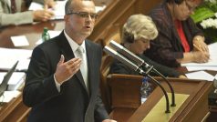 Poslanecká sněmovna, Miroslav Kalousek vytáhl dokumenty, podle nichž Lessy lže a chtěl peníze na auta
