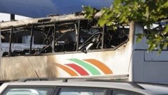 Autobus zničený po explozi, při které v Burgasu zahynuli izraelští turisté
