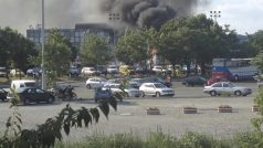 Kouř z hořících autobusů nad burgaským letištěm