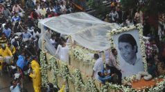 Pohřeb bollywoodského herce Rádžéše Khanná v Bombaji