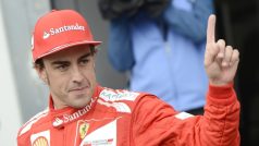 Jsem jednička, ukazuje po kvalifikaci na Grand Prix Německa její vítěz Fernando Alonso