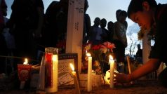 Lidé zapalují svíčky obětem masakru v Denveru