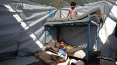 Syrští uprchlíci v jednom z tranzitních táborů