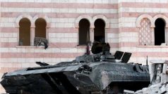 Zničený tank syrské armády v pohraničním městě Azaz nedaleko Aleppa