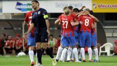 Plzeňští fotbalisté se radují se vstřeleného gólu do sítě Rustavi