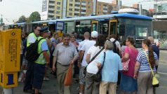 Na provizorních zastávkách panoval mírný chaos. S orientací lidem pomáhali zaměstnanci dopravního podniku.