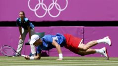 Czech Republic&#039;s Tomáš Berdych  dives for a return against Belgium&#039;s Steve Darcis during their men&#039;s singles match at the All England Lawn Tennis Club during the London  2012 Olympics Games July 28, 2012