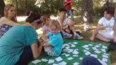 Studenti - cizinci uvádějí v Karviné do praxe Komenského škola hrou a učí děti anglicky