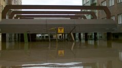 Zaplavený vstup do stanice metra Křižíkova. Trasa B se ocitla pod vodou od Vysočanské po Smíchovské nádraží