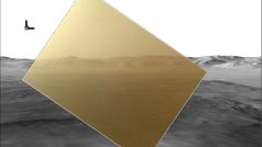 Barevný výřez Curiosity na černobílé počítačové simulaci povrchu Marsu, která byla odvozena ze snímků pořízených vesmírnou lodí z oběžné dráhy