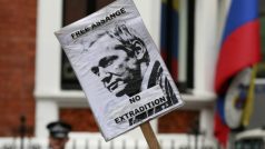 Zastánci Juliana Assangeho se shromáždili před ekvádorskou ambasádou v Londýně, aby ho podpořili