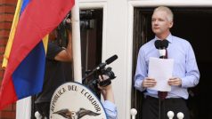 Julian Assange promlouvá z  balkónu ekvádorského velvyslanectví v Londýně