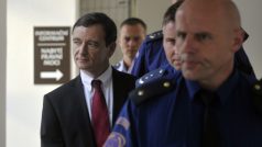 Policisté odvádějí Davida Ratha z jednací síně Okresního soudu Praha-východ