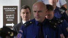 Policisté odvádějí obviněného Davida Ratha z jednací síně Okresního soudu Praha-východ