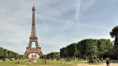 Eiffelova věž a Martovo pole v Paříži