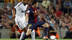 Barcelona&#039;s Lionel Messi (R) is challenged by Real Madrid&#039;s Sami Khedira during their Spanish Super Cup first leg soccer match at Nou Camp stadium in Barcelona  August 23, 2012