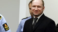 Norský masový vrah Anders Breivik se po vynesení rozsudku usmíval