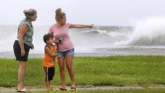 Lidé pozorují vlny narážející na břehy jezera Pontchartrain. Tropická bouře Isaac směřuje na New Orleans v Louisianě
