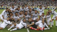 Fotbalisté Realu Madrid se na San Bernabeu radují ze zisku domácího Superpoháru.JPG