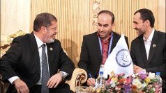 Egyptský prezident Muhammad Mursí (vlevo) na summitu Hnutí nezúčastněných zemí v Íránu