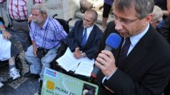 Ministr práce a sociálních věcí Jaromír Drábek na happeningu Národní rady osob se zdravobním postižením proti zavádění sociálních karet