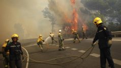 Hasiči bojují s požárem lesa poblíž španělského letoviska Marbella