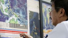 Seismolog v Manile sleduje data o zemětřesení