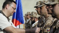 Premiér Petr Nečas navštívil české vojáky v misi ISAF v Afghánistánu