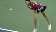 Servis Petry Kvitové v zápase s Francouzkou Marion Bartoliovou o čtvrtfinále v US Open