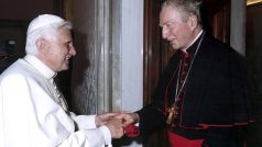 Kardinál Carlo Maria Martini (vpravo) a papež Benedikt XVI. na archivním snímku z roku 2005