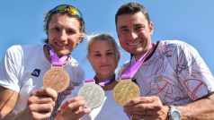 Cyklističtí medailisté z paralympiády: zleva Jiří Bouška, Tereza Diepoldová, Jiří Ježek