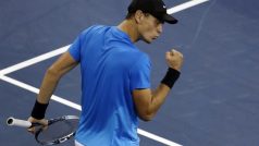 Tenista Tomáš Berdych se raduje v utkání s Rogerem Federerem z vítězství ve druhém setu