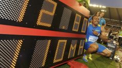 Americký překážkář Aries Merritt se raduje z nového světového rekordu