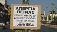 Muž na Korfu drží hladovku za své právo na vyplacení mzdy