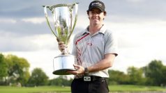 Severní Ir Rory McIlroy se raduje z druhé trofeje během dvou týdnů