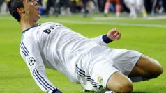 Real Madrid&#039;s Cristiano Ronaldo  celebrates after scoring a goal against Manchester City during their Champions League Group D soccer match at Santiago Bernabeu stadium in Madrid September 18, 2012