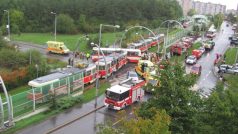 Srážka tramvaje a autobusu na pražském Barrandově