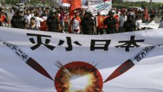 Čínský transparent s nápisem &#039;zničte Japonsko&#039;