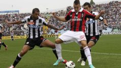 AC Milan&#039;s Stephan El Shaarawy (C) controls the ball as he is challenged by Udinese&#039;s Danilo Larangeira (L) and Giampiero Pinzi during their Serie A soccer match at Friuli stadium in Udine September 23, 2012