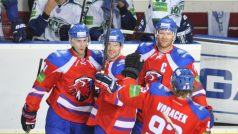 Hráči Lva Praha se radují z druhého gólu do branky Chanty-Mansijsku